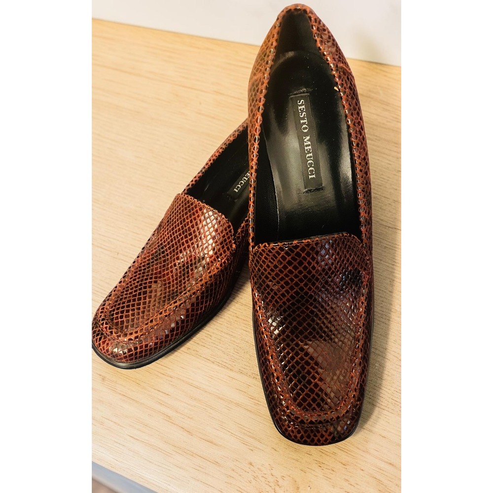 Sesto Meucci Snakeskin Embossed burgundy Leather Women 7.5 heeled loafers